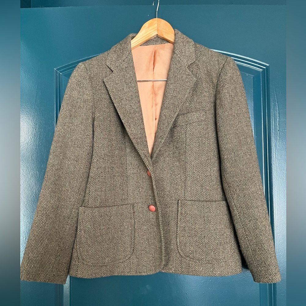 Vintage tweed blazer. Unknown size or brand. Fits like a 4